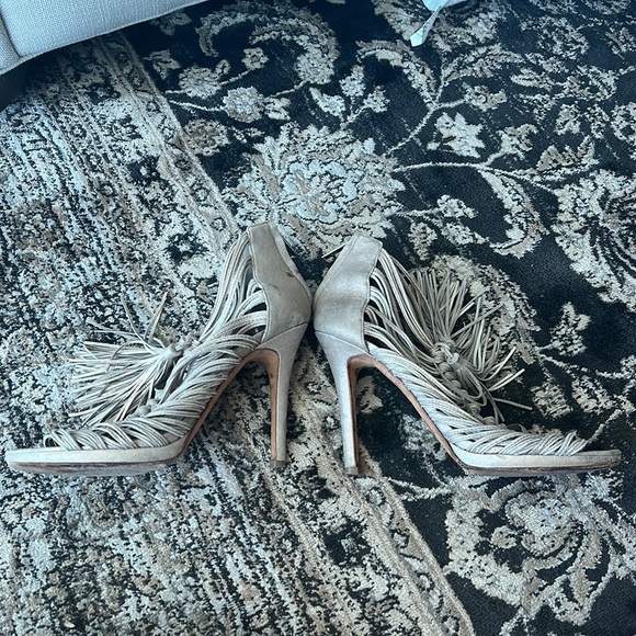 Dolce Vita size 9 champagne back zipper heels with tassels - Picture 7 of 8